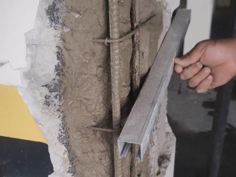 Armadura de pilar tratada, com estribos novos amarrados, recebendo material de reparo estrutural