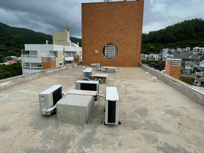 Cobertura de condomínio com a laje limpa e regularizada, casa de máquinas em tijolo à vista ao fundo