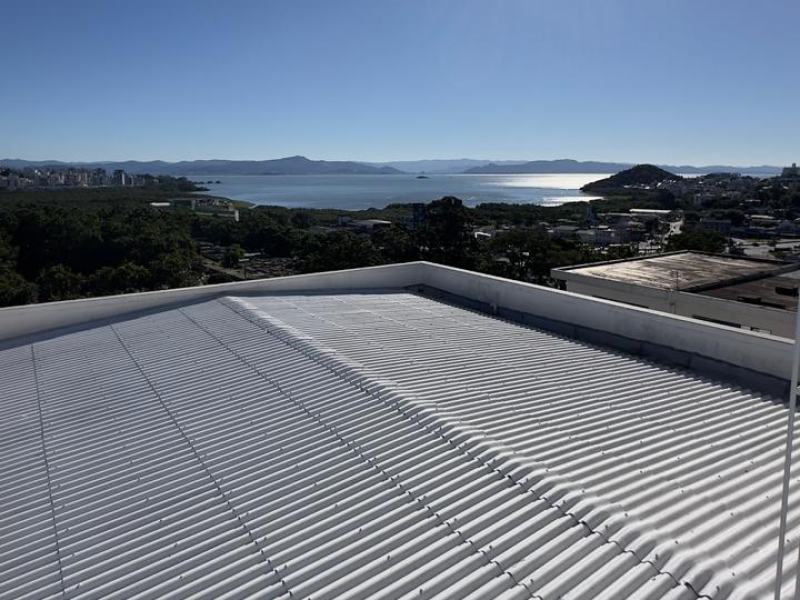 Cobertura metálica de edifício depois da lavagem, com vista para a baía de Florianópolis