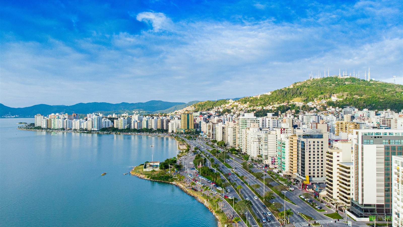 Vista aérea de Florianópolis, região atendida pela HG Engenharia em restauração de fachadas