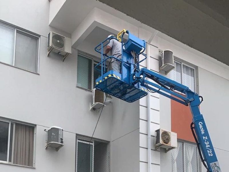Plataforma suspensa montada na fachada de um edifício para execução de obra