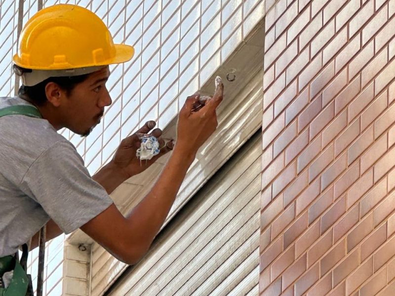Trinca em revestimento de fachada de edifício, em tratamento durante obra