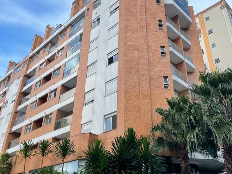Edifício de fachada em tijolo aparente com sacadas e esquadrias recuperadas