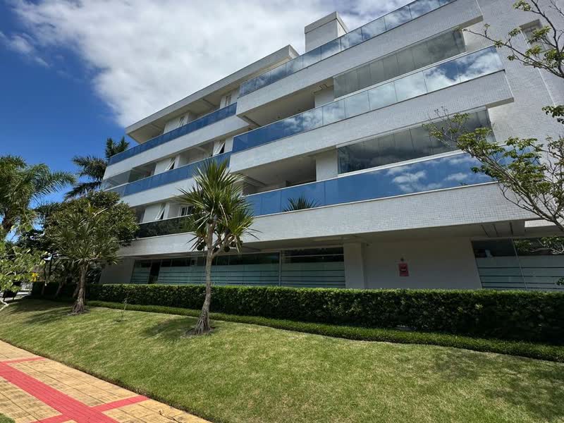 Fachada de edifício residencial com pintura e sacadas envidraçadas em bom estado